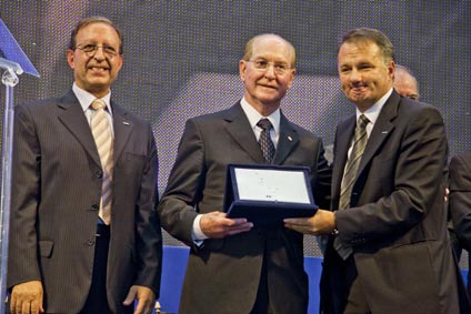 Representando todos os clientes Iveco no Brasil, Alair Martins recebeu a placa que o nomeou padrinho da nova unidade de caminhões semipesados e pesados da Iveco, das mãos do Presidente Marco Mazzu. À esquerda,  o Diretor de Operações Industriais, Angel Fiorito.