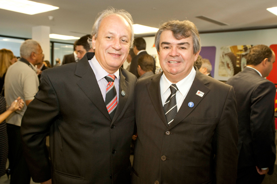 Davi Mondin, responsável por vendas a governo da Iveco e o prefeito de Conselheiro Lafaiete, José Milton Carvalho Rocha.