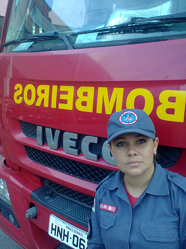 Fabiana Zolini é quem dirige o Iveco dos Bombeiros pela cidade de Belo Horizonte