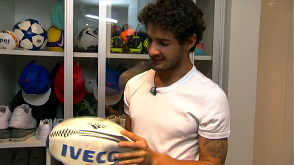 Alexandre Pato exibiu uma bola de rugby com a marca Iveco em entrevista à TV Globo