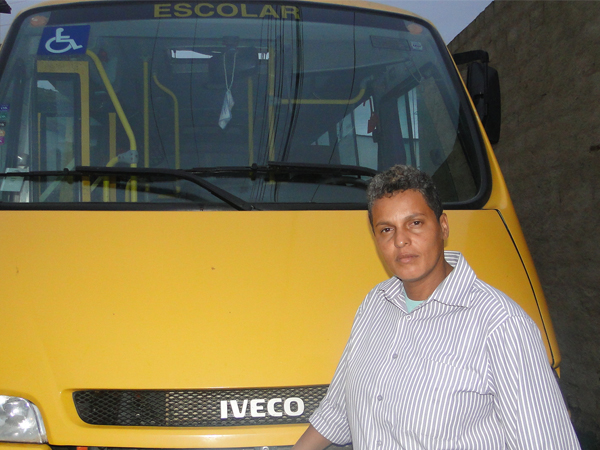 No inicio da carreira, Mônica trabalhou dirigindo caminhões nas cidades de Salvador e de São Paulo.