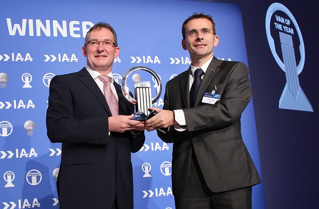 Recebendo o prêmio das mãos de Jarlath Sweeney, presidente do prêmio “Van of the Year 2015?, Pierre Lahutte, Presidente da Iveco.