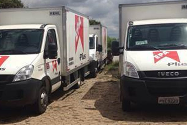 Rede Mineira de Varejo DMA recebe novos caminhões IVECO