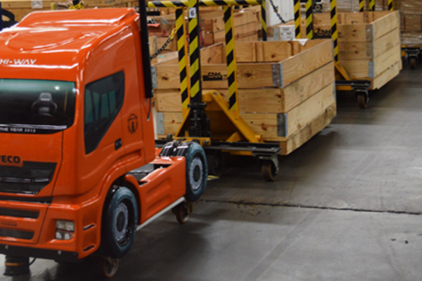 Mini Hi-Way transporta peças no depósito da Iveco