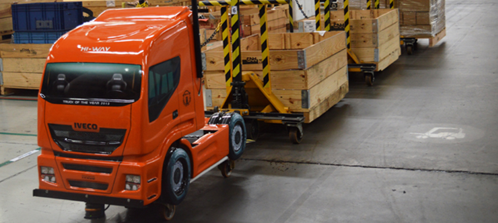 Mini Hi-Way transporta peças no depósito da Iveco